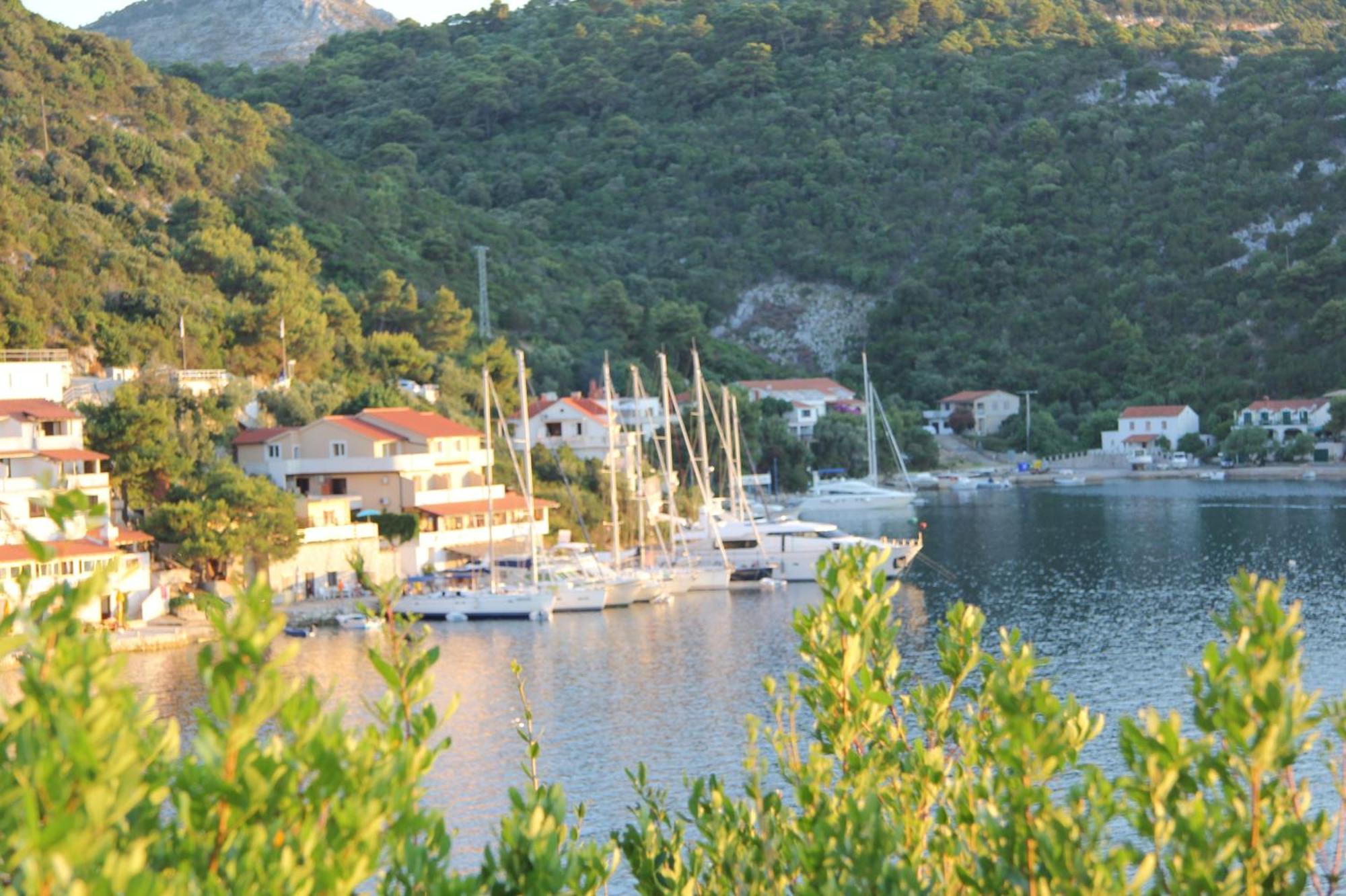 Accommodation Triton Lastovo Exteriör bild